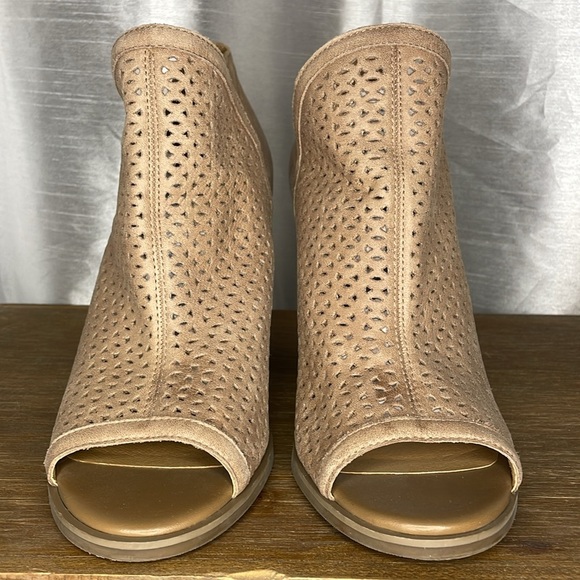 Lucky Brand Livey Women’s 9W Peep Toe Block Heel Tan Ankle Bootie - Picture 3 of 10